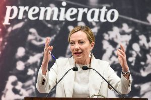 Politica: governo Meloni inizia la partita delle riforme costituzionali. Al via le grandi manovre per modificare la Costituzione in senso presidenzialista, proponendo in alternativa all’elezione diretta del Capo dello Stato (contenuta nel programma elettorale di FdI), un capo del governo eletto direttamente dal popolo. L’intervento in Senato della Senatrice a vita Liliana Segre sulla “Madre di tutte le riforme”…