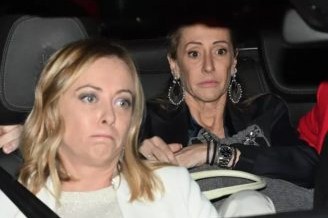 Politica: L’album di famiglia. Giorgia Meloni vorrebbe apparire come una leader conservatrice, ma non riesce più a nascondere la sua matrice reazionaria. Renzi, in corso l’avvicinamento dell’ex-premier al Nazareno. Pronto a rientrare nel Centrosinistra (forse anche nel Pd, senza però dare troppo nell’occhio). Il filo di Arianna e la teoria del Grande Complotto contro Meloni, il governo sull’orlo di una crisi di nervi…